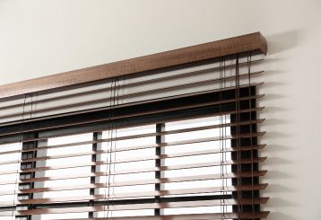 Elegant Faux Wood Blinds Enhancing the Dining Room Aesthetics