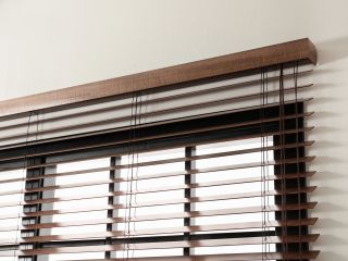 Elegant Faux Wood Blinds Enhancing the Dining Room Aesthetics